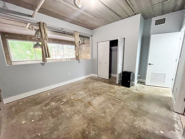 Building Photo - Lofts Oasis #117 - Pet Friendly