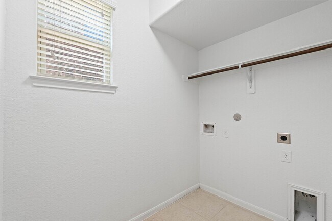 Building Photo - 208 Forest Peak Way