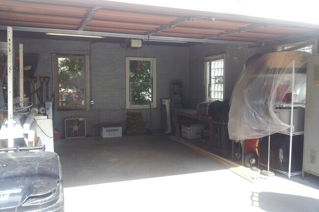 Building Photo - 2036 N Sawyer Ave