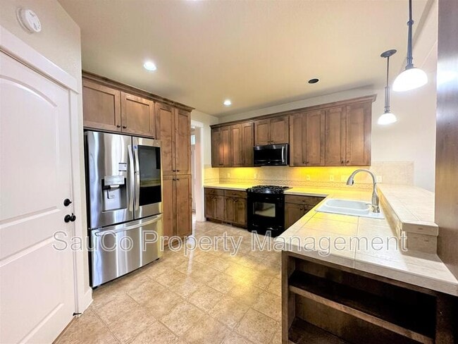 Building Photo - 727 NE 65th Ct