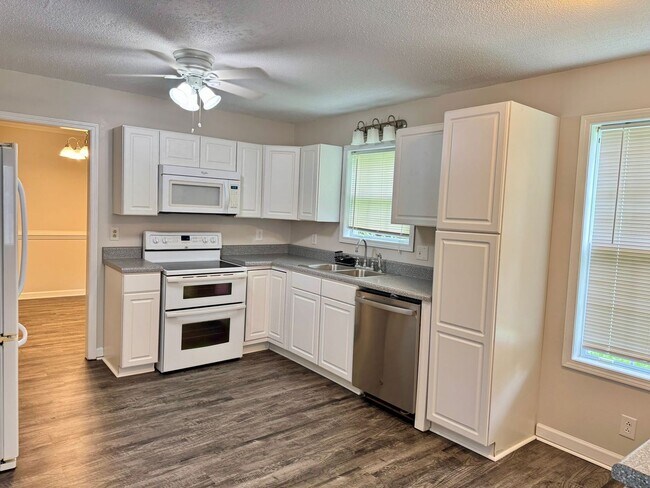 Building Photo - Great Location!!3 Bed/2.5 Bath near exit 1...