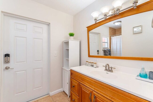 Building Photo - 1183 SE 1st Way