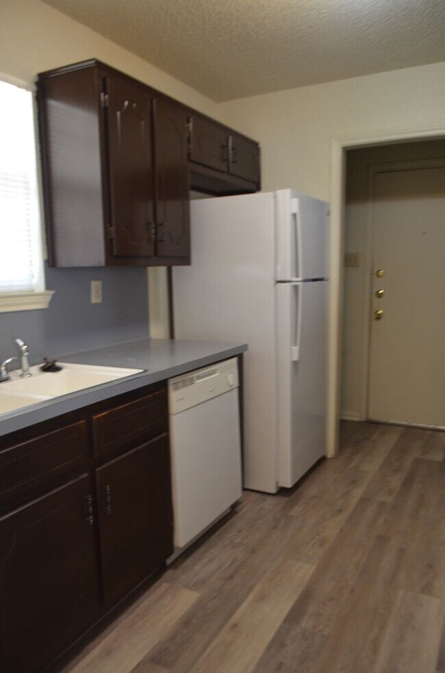 Building Photo - 104 Spur Dr