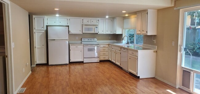 Building Photo - Fantastic 4 bedroom RAMBLER in Manorwood!