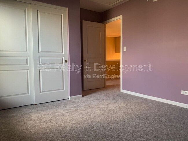 Building Photo - 922 Kings Canyon Dr
