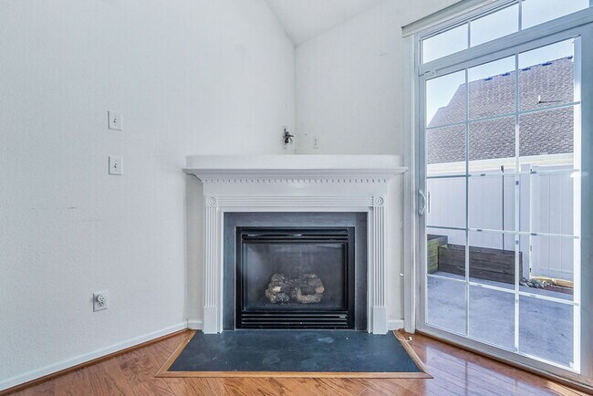 Building Photo - 985 Lambourne Ln