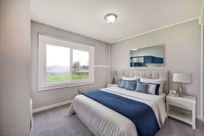 Building Photo - Updated Bethel area 2 bedroom duplex with ...