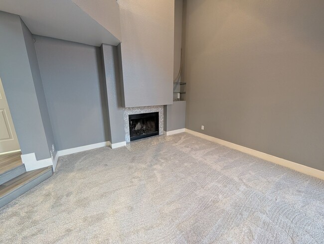 Building Photo - 2 Bedroom 2.5 Bath