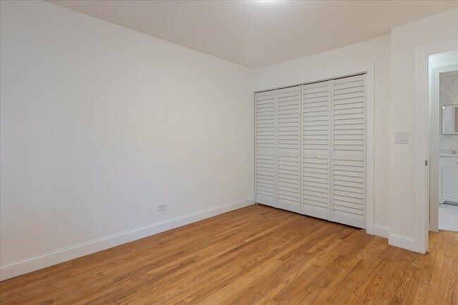 Building Photo - 1441 W Farwell Ave