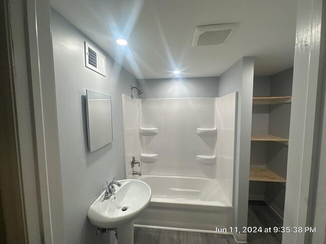 Building Photo - 618 Meadow Ave