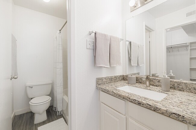 Building Photo - Welcome Home to Comfort and Convenience 2/2