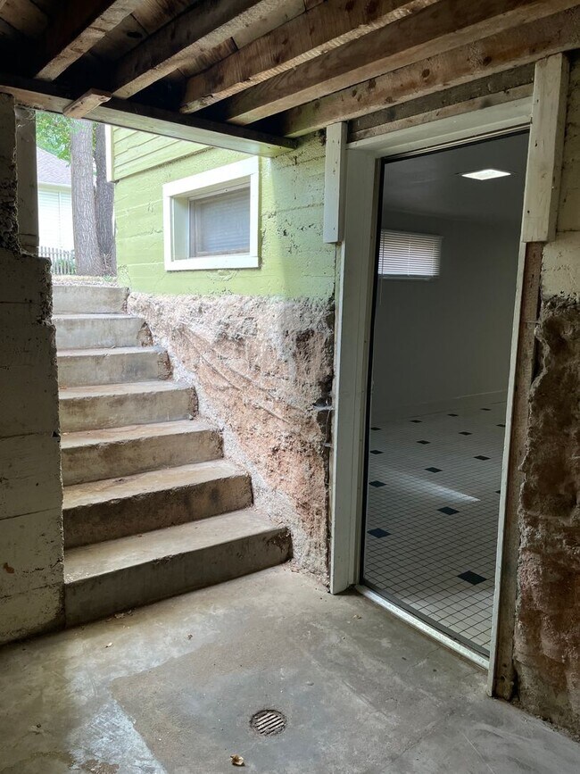 Building Photo - 4 Bed 2 Bath Old Town Fort Collins Home on Corner Lot