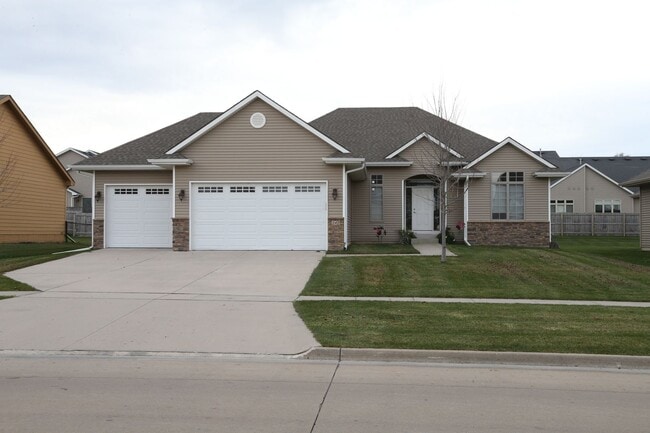 Building Photo - 303 SW Springfield Dr