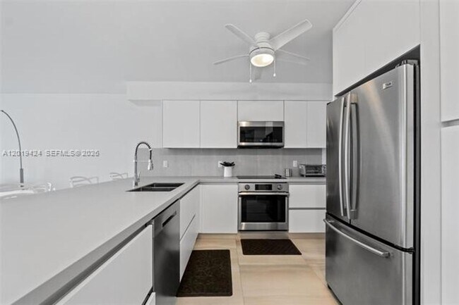 Building Photo - 5700 Collins Ave