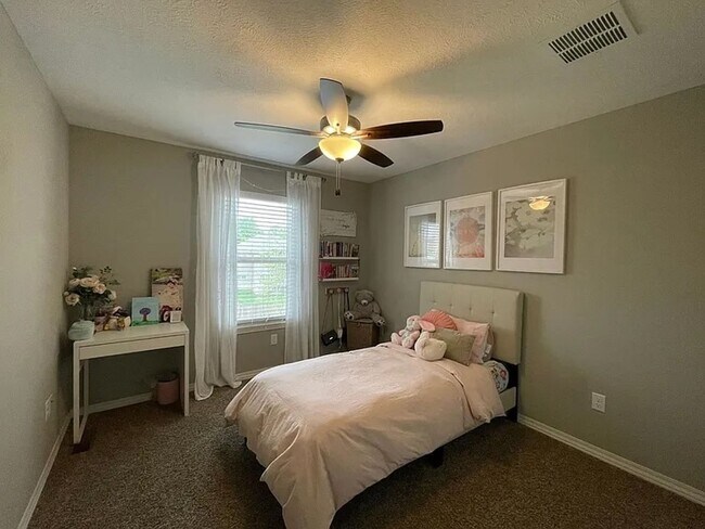 Building Photo - SPACIOUS OZARK HOME AVAILABLE AT A GREAT P...