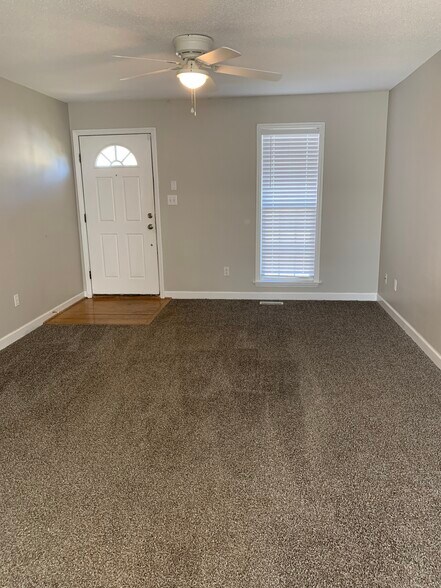 Living room inside front entry. - 5516 Bellcamp Ct