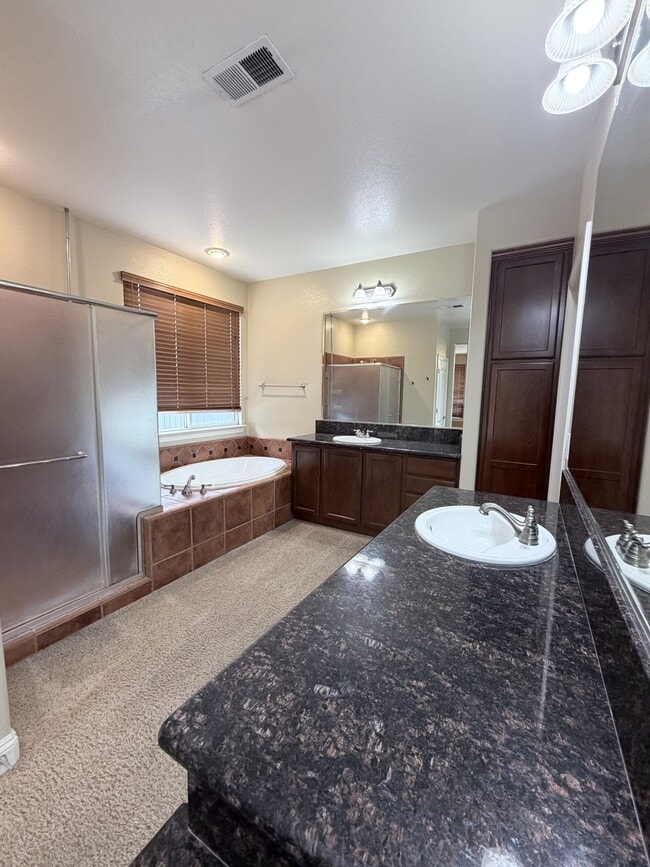 Building Photo - 615 Royal Windsor Ct