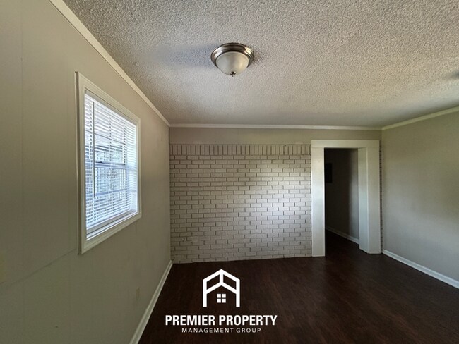 Building Photo - Spacious 4BR/2BA Southaven Home | Hardwood Floors, Fireplace & Fenced Yard with Shed