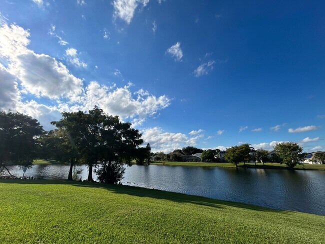 Building Photo - Waterfront Pool Home in Waterford Lakes