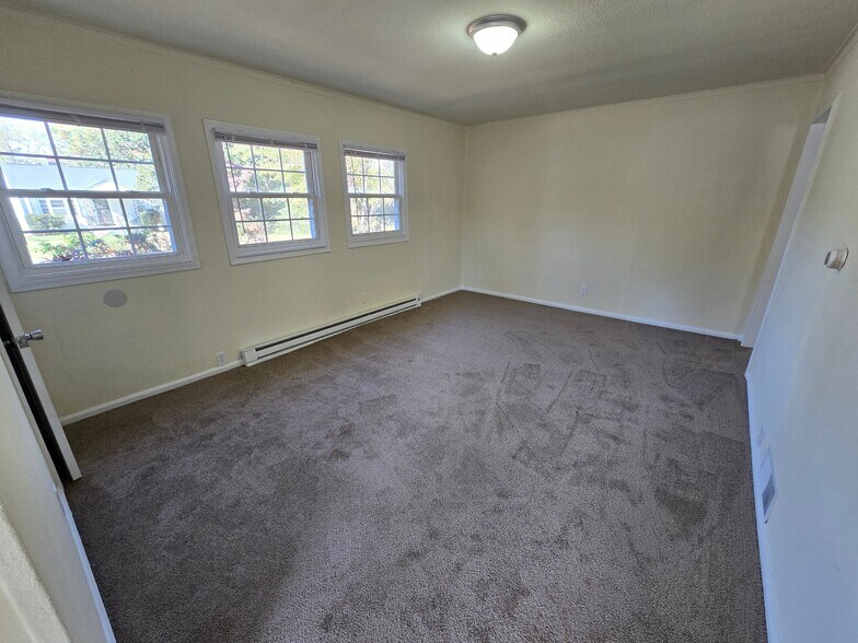 Building Photo - 1025 Bradley Ln