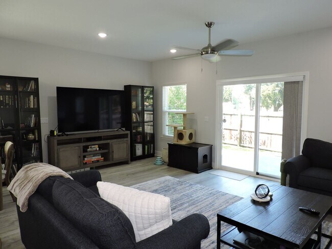 Building Photo - Easy access to interstate, shopping & Navy...