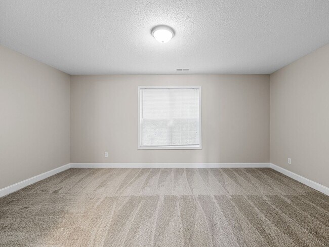 Building Photo - Freshly Renovated 3 BR, 2 BA Townhome Cent...