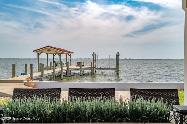 Building Photo - 1110 S Banana River Dr