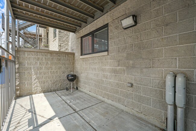Building Photo - 2533 W Congress Pkwy