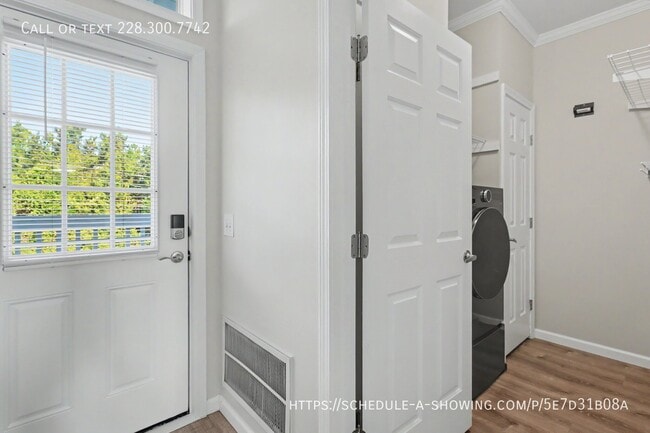Building Photo - 1515 E Beach Blvd