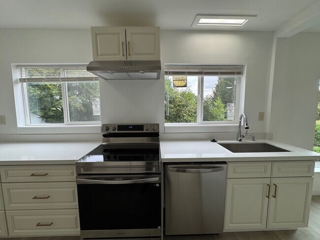 Building Photo - Newly renovated 4 bed 1 bath home in Burien