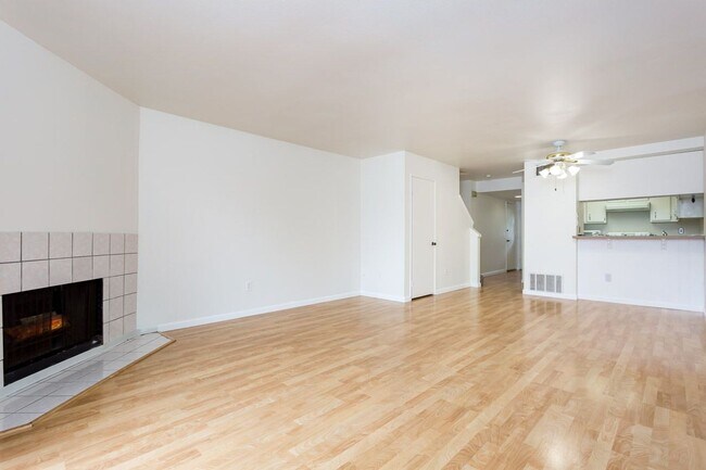 Building Photo - Traditional Townhome with Garage!