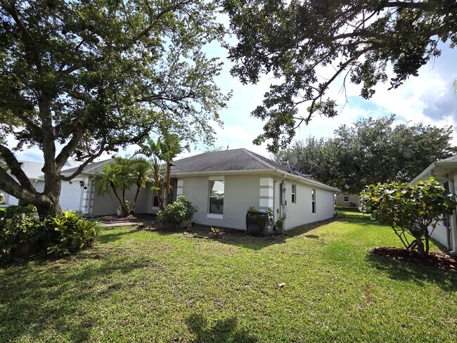 Building Photo - 116 Drake Way