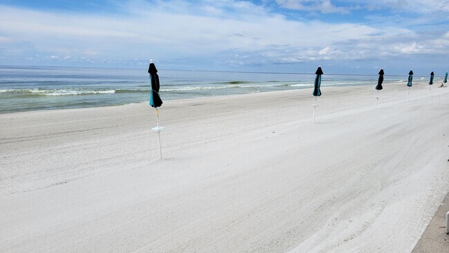 Building Photo - SEASONAL SHORT-TERM 1-BED 1 BATH CONDO ON LONGBOAT KEY. BEACH ACCESS