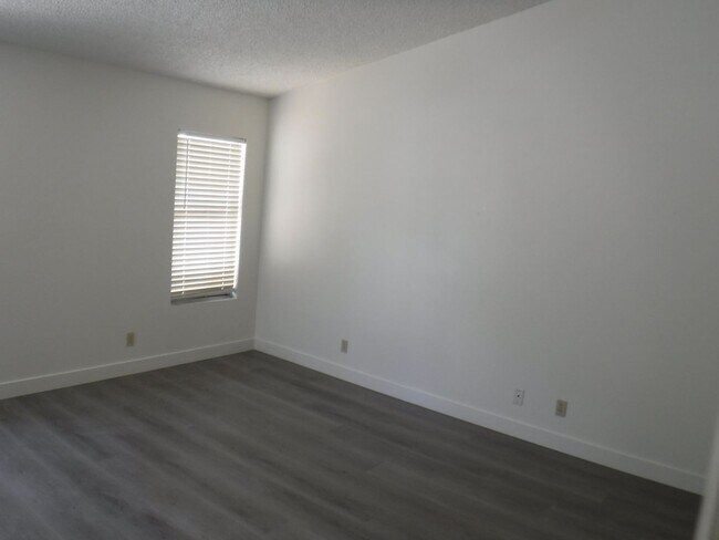 Building Photo - CUTE 2 BEDROOM/2 BATH HOME WITH FENCED IN YARD