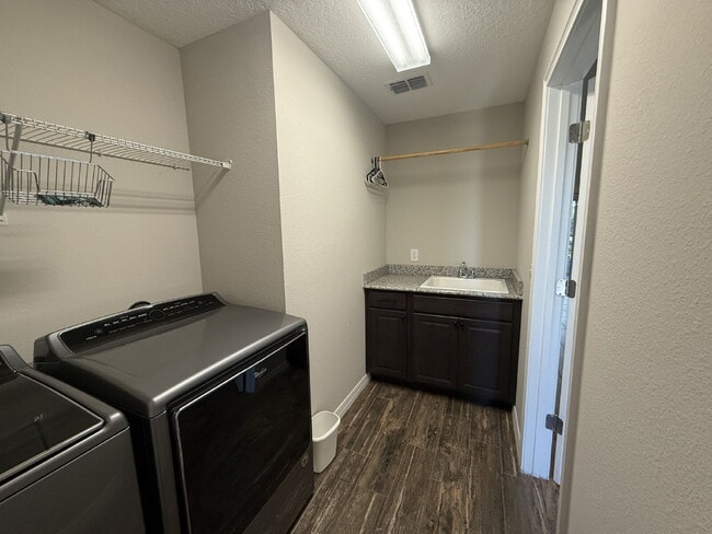 Building Photo - Beautiful and Spacious 3/2 with Separate Entrance 1/1 In-Law Suite, RV Parking
