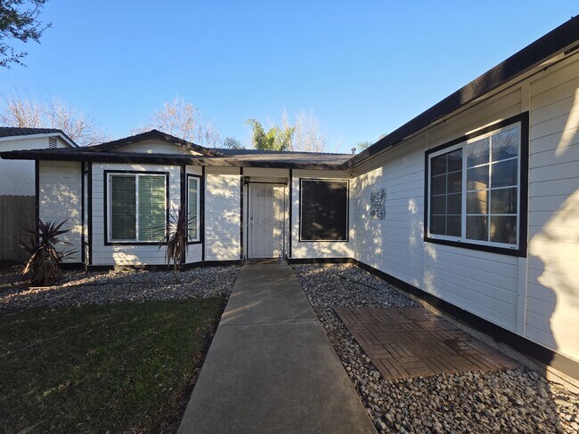 Building Photo - 303 Pinon Way