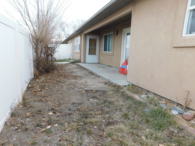 Building Photo - Spacious Duplex in Autumn Glen