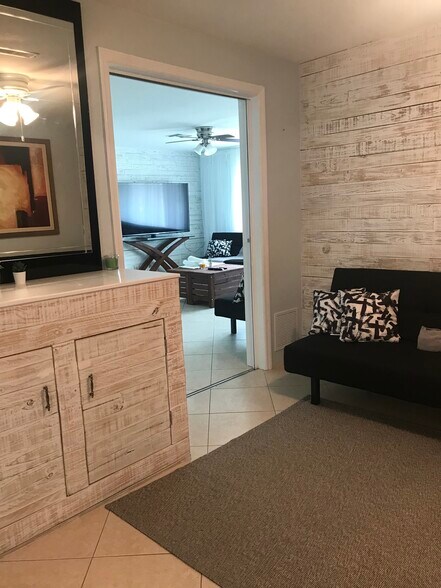 Get away nook with 2 sleeping sofas. - 2440 Manasota Beach Rd