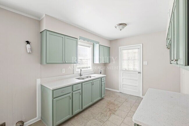 Building Photo - Beautifully Renovated 4 Bed / 2 Bath Home with Over 2,000 Sq Ft! Section 8 Welcomed
