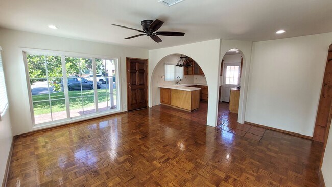 Building Photo - 3 Bed 2 Bath House With Spacious Family Ro...