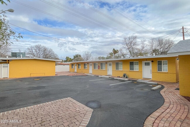 Primary Photo - 1219 S Farmer Ave