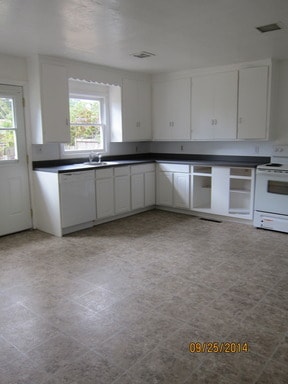 Building Photo - Spacious - lovely home in great location!