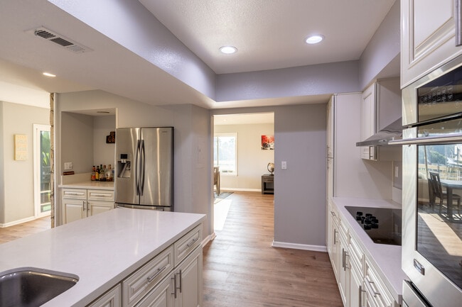 Building Photo - 230 S Catalina Ave