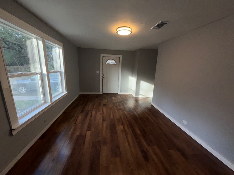 Building Photo - 514 Iowa Ave