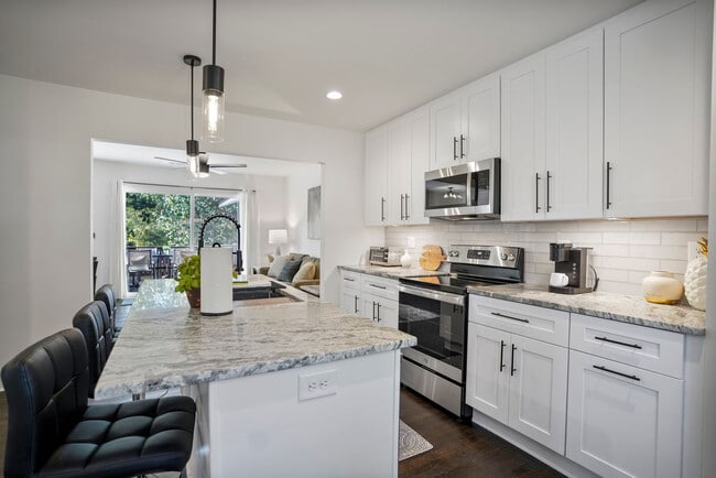 Building Photo - 975 Shadowridge Dr SE