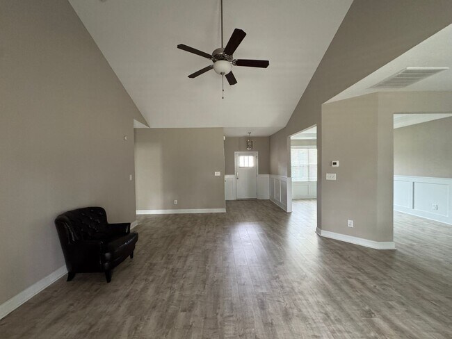 Building Photo - Spacious 4 Bed 3 Bath Home with Fenced Yard