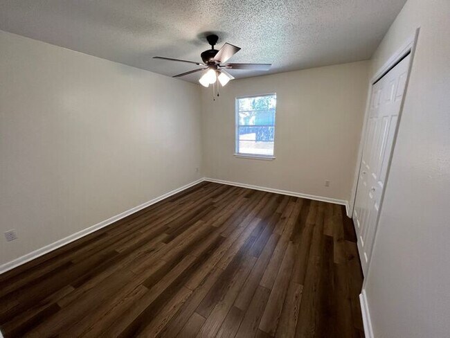 Building Photo - Pensacola - Northeast - 2 bedroom, 1 bathroom