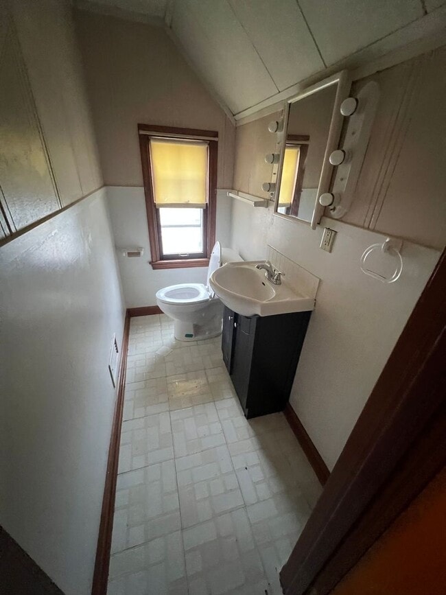 Building Photo - Very Spacious 4 Bedroom 2 1/2 Bath House Close to Campus!