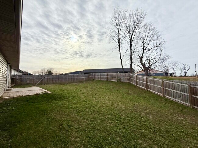 Building Photo - 633 S Southgate Dr