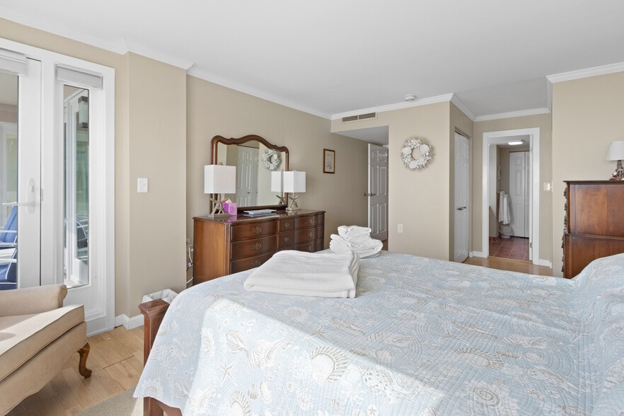 Building Photo - 1 Seacliff Ave